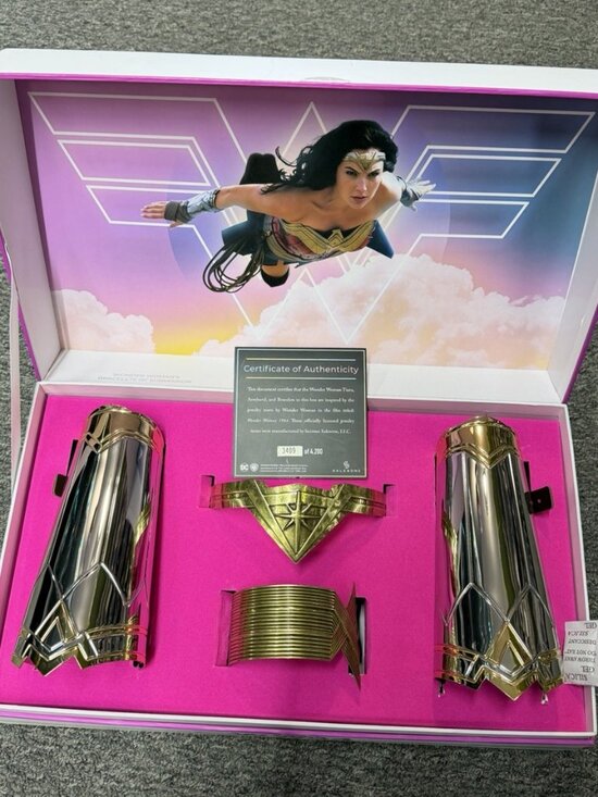 DC Comics Accessories - Wonder WomaN Rare limited DC COMICS cosplay Jewelry costume Gift set NWT